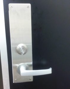 玄関ドアの鍵交換